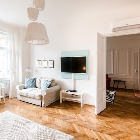 Golden Esthetic With Red Sofa Apartment Budapest Exterior photo